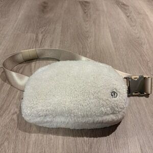 lulu lemon sherpa belt bag